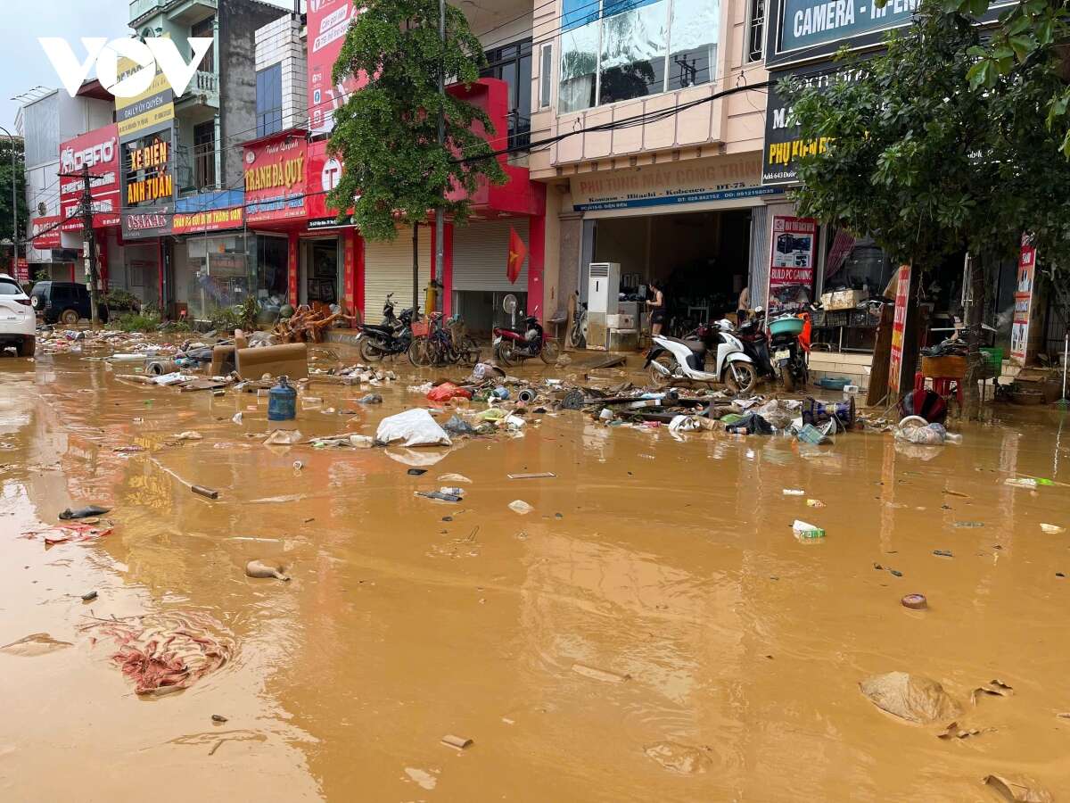 Thành phố Yên Bái ngập ngụa bùn, rác sau lũ