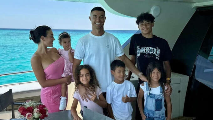 Ronaldo đăng ký học cho con tại trường danh tiếng gần siêu biệt thự, bị từ chối vì lý do không ngờ