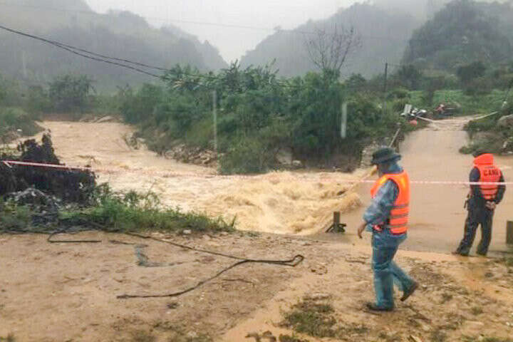 Huy động gần 200 người tìm kiếm 2 nạn nhân bị cuốn trôi ở Sơn La