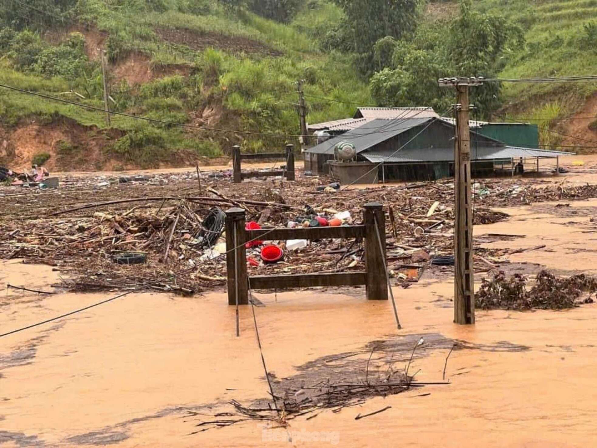 Một người tử vong, nhiều bản làng vùng cao Yên Bái bị cô lập do mưa lũ