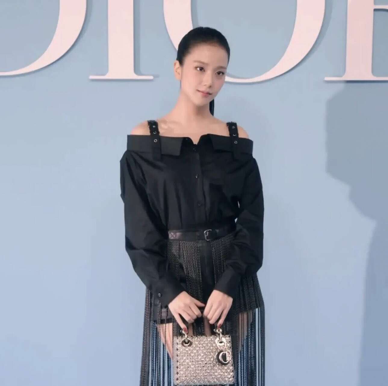 Jisoo đổ bộ Paris Fashion Week: Đẹp sang chảnh hết nấc, hội ngộ cả bạn trai Lisa và Anya Taylor-Joy