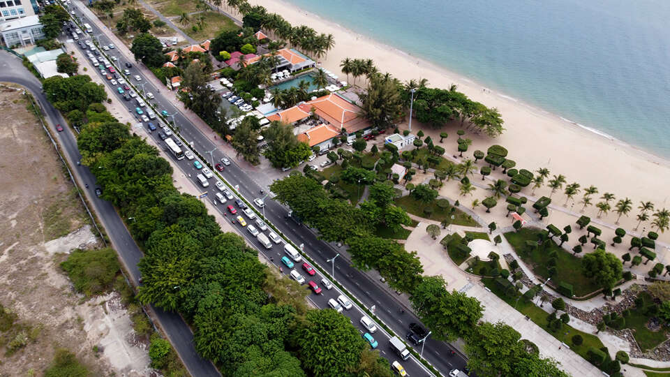 Nha Trang đông nghẹt du khách, ô tô xếp hàng dài trong ngày nghỉ lễ 2-9