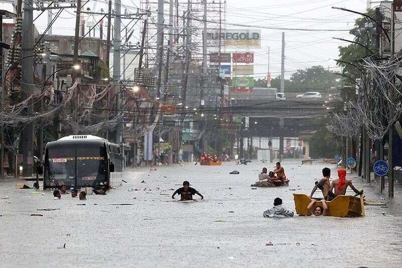 Philippines cấm cư dân Manila bơi trong nước lũ để giải trí