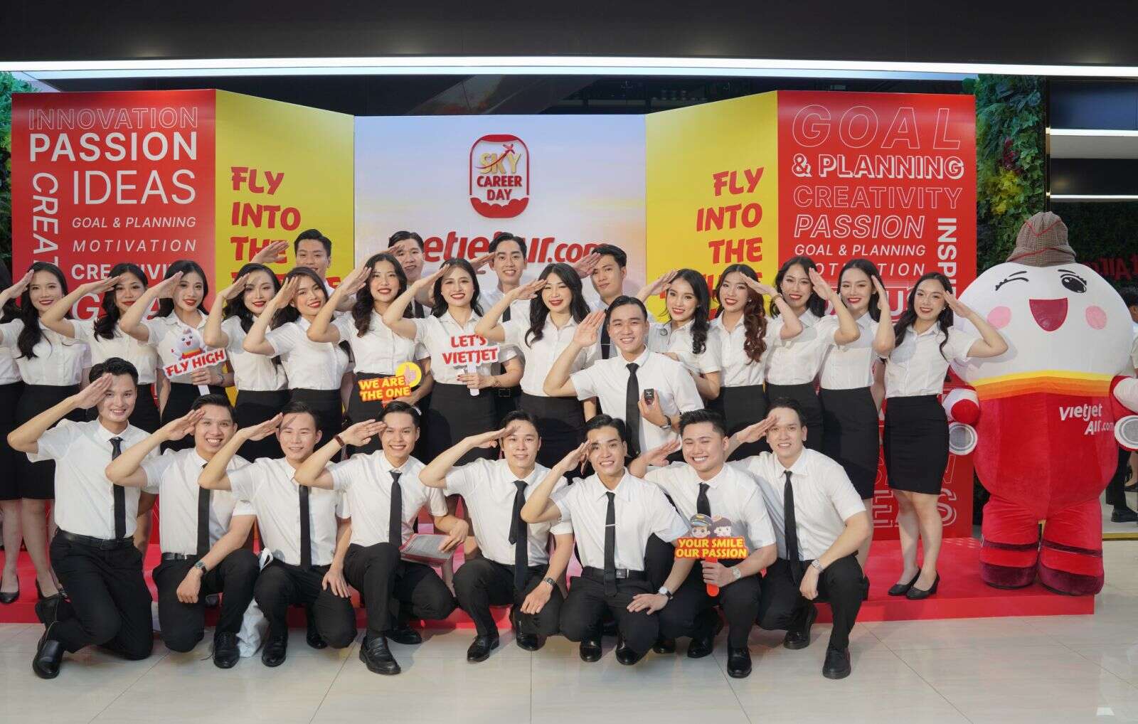 Không khí rộn ràng có 1-0-2 tại ngày hội tuyển dụng lớn nhất Vietjet năm 2024