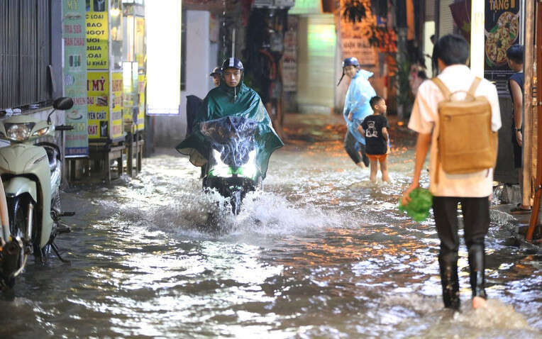 Mưa lớn tối cuối tuần khiến nhiều tuyến phố Hà Nội ngập sâu, người dân chật vật dắt xe chết máy