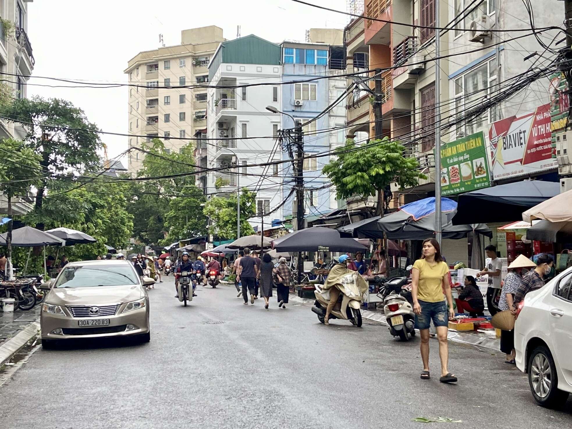 Chợ sớm sau bão: Vắng bóng tiểu thương, rau xanh tăng gấp rưỡi