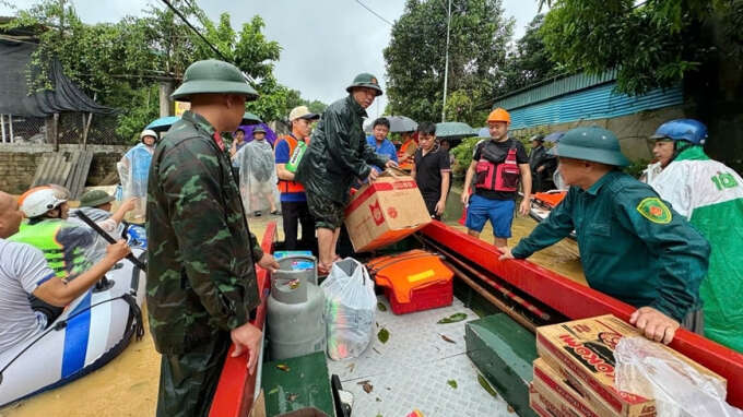 Ngoài mì tôm, có thể viện trợ những gì cho người dân vùng lũ?