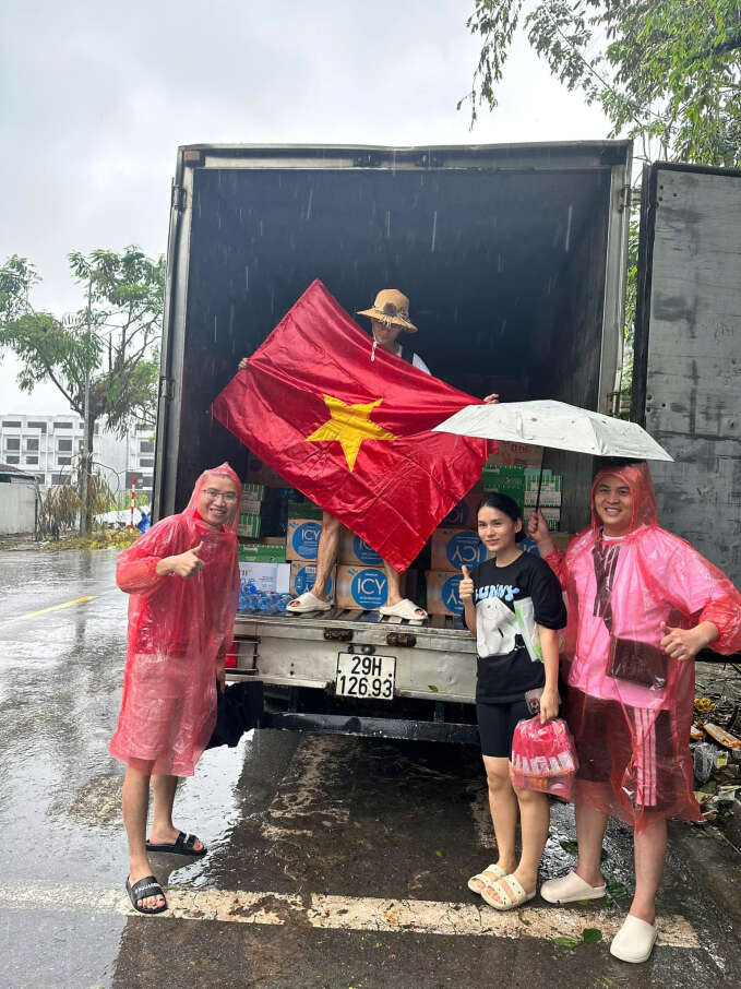 Nàng WAG xinh đẹp lặn lội cứu trợ vùng lũ ở quê nhà, chưa kịp về qua nhà mẹ đẻ lại được 