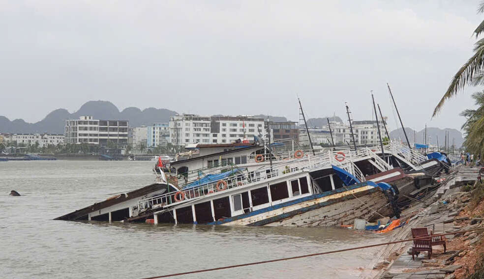 Hàng chục tàu du lịch ở Tuần Châu bị chìm trong bão dữ Yagi, thiệt hại hàng tỉ đồng