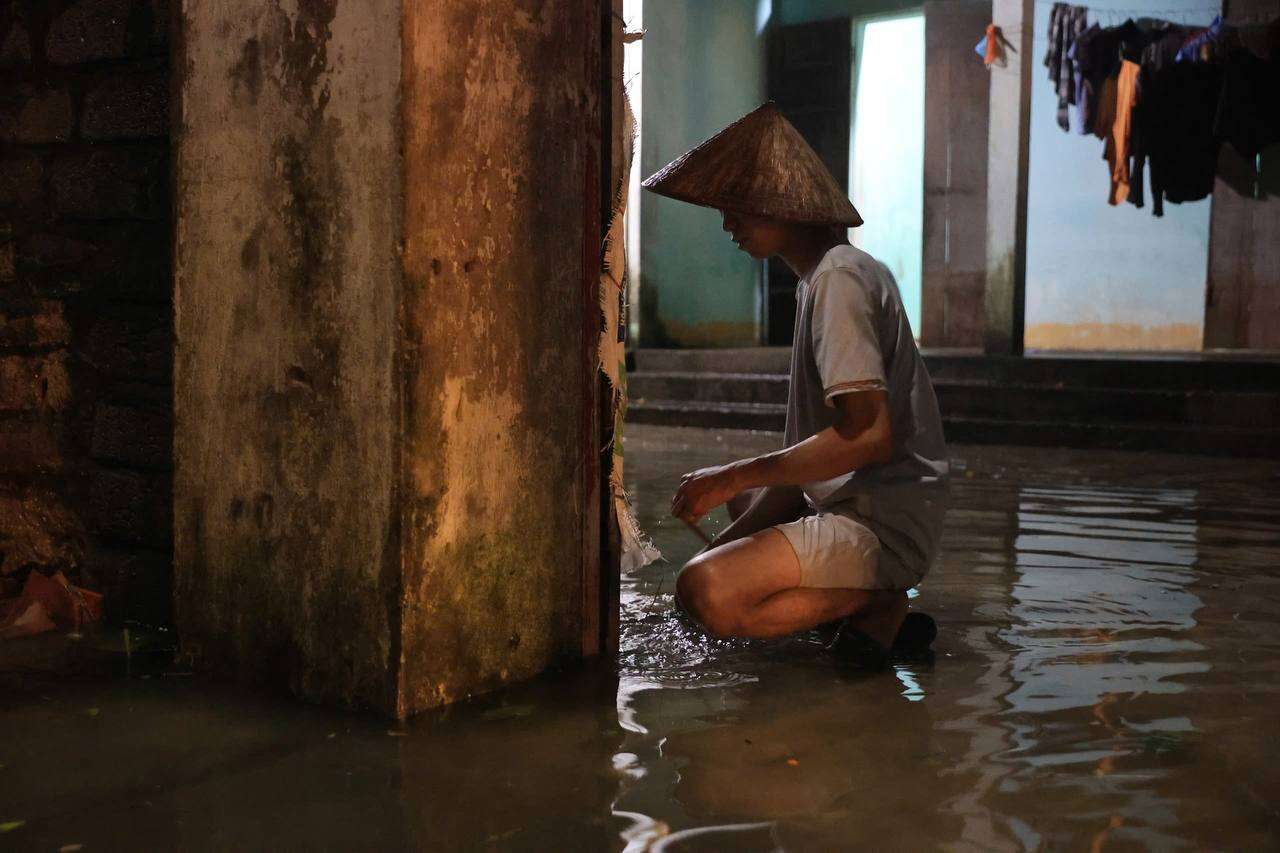 Người Hà Nội nương tựa nhau “trốn” lũ: Những câu chuyện ấm áp trong đêm