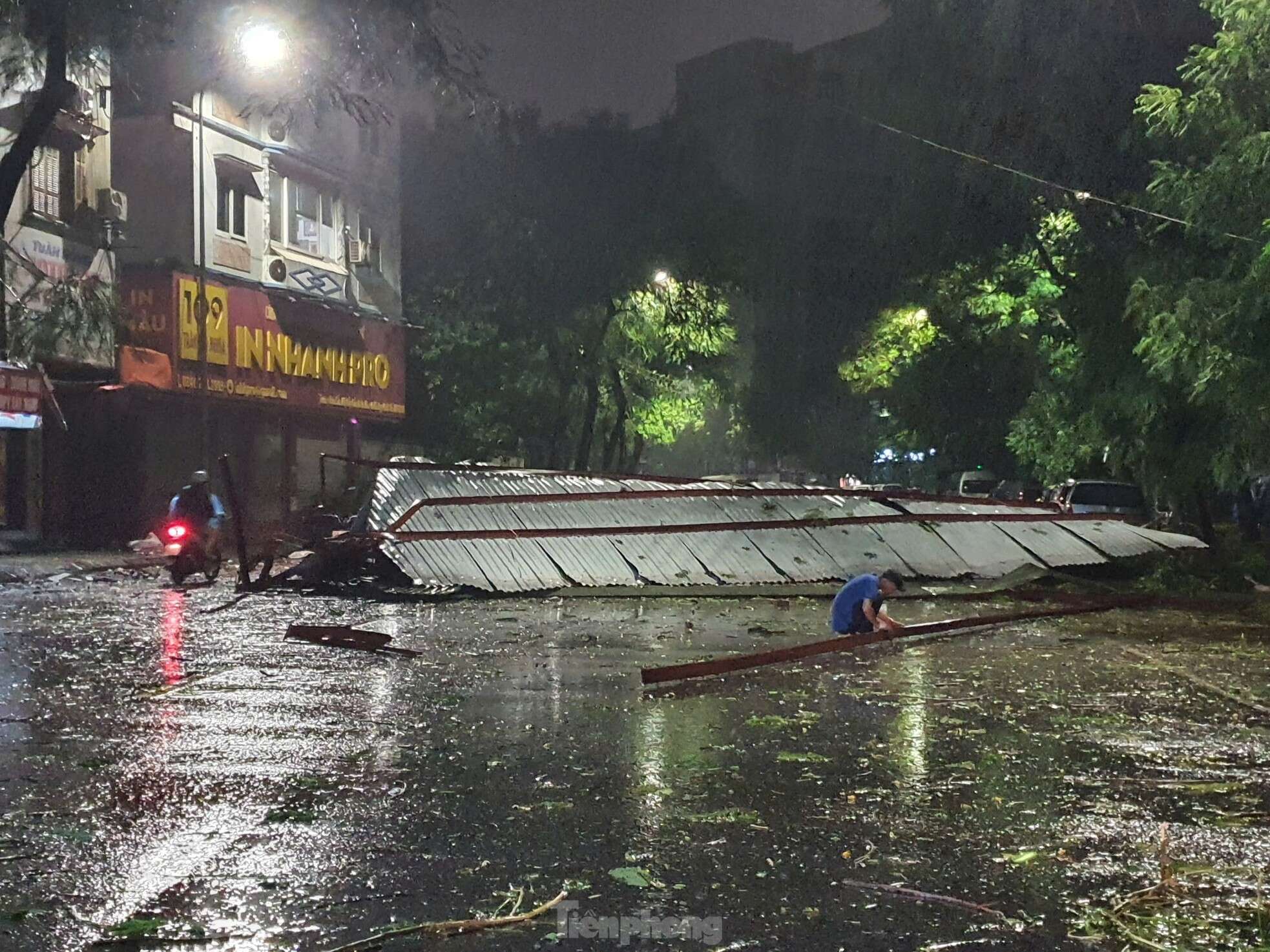 'Ngày quên ăn, đêm không ngủ' tại xóm trọ tồi tàn nhất Thủ đô vì sợ siêu bão cuốn bay mất nhà