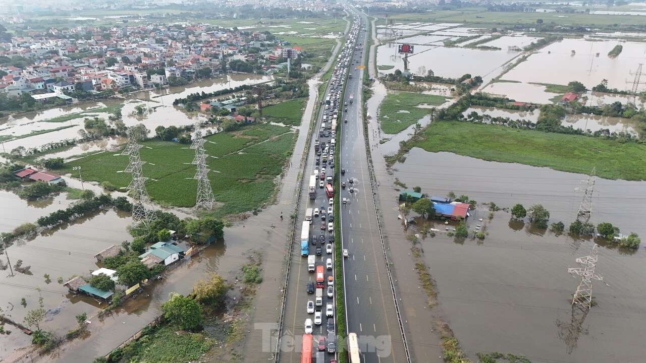 Tắc đường hơn 5km trên cao tốc Pháp Vân - Cầu Giẽ do đường vẫn ngập úng đoạn qua Thường Tín