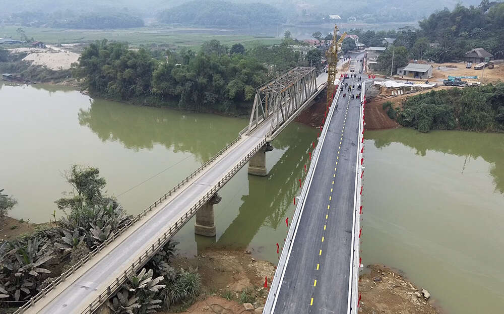 CLIP: Kinh hãi khoảnh khắc sà lan trôi tự do giữa dòng nước dữ, va đập cực mạnh vào cầu Tô Mậu