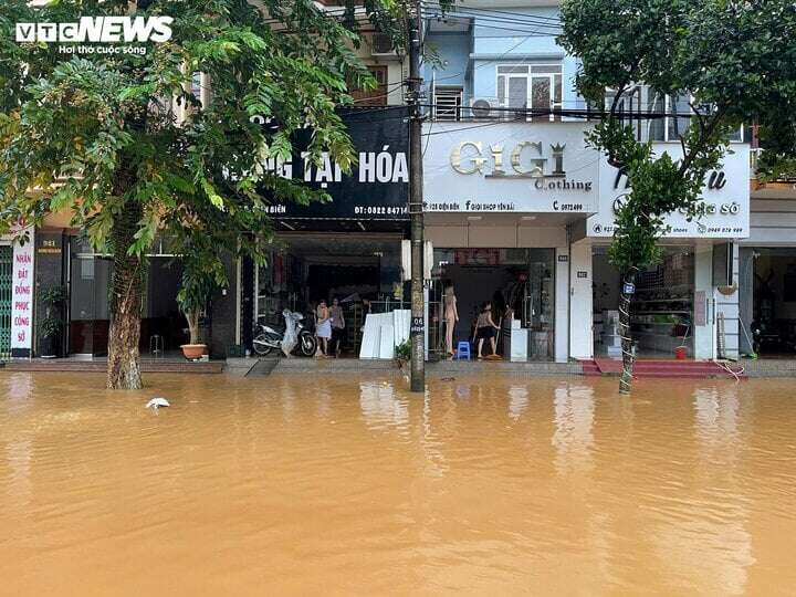 Mưa lớn kéo dài, Yên Bái vẫn ngập trên diện rộng