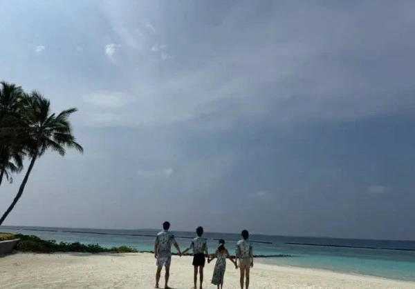 Quý tử nhà Đặng Siêu – Tôn Lệ: Sở hữu toàn nét đẹp của mẹ, mới 14 tuổi đã cao gần 1m80, hứa hẹn là mỹ nam thế hệ mới