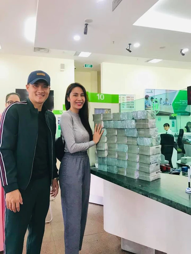 Dấu hiệu kỳ lạ của vợ chồng Thuỷ Tiên - Công Vinh