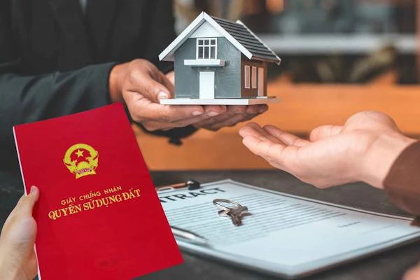 Những trường hợp được miễn thuế, phí khi sang tên sổ đỏ từ năm 2025