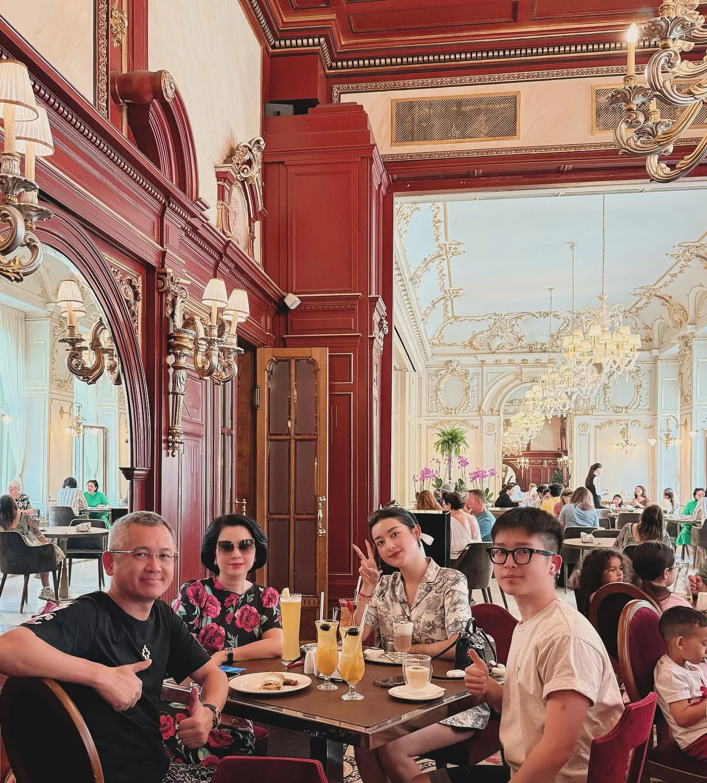 1 Á hậu Việt mắc kẹt ở nước ngoài vì sự cố sân bay