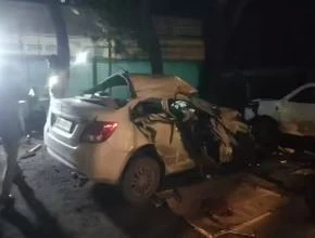 Ô tô đâm vào xe bán tải đỗ gần quán ăn, 8 người tử vong