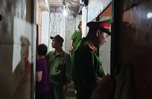 Ập vào nhà của Thân Thị Hoàng Thu, bắt 10 phụ nữ
