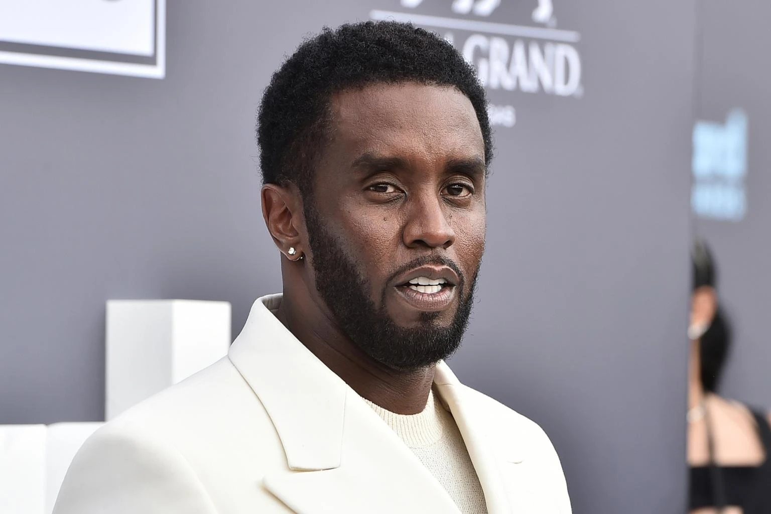 Diddy bị tố bạo hành kinh hoàng 1 cô gái: Dọa giết, ném ra ngoài ban công, lí do thực sự là gì?