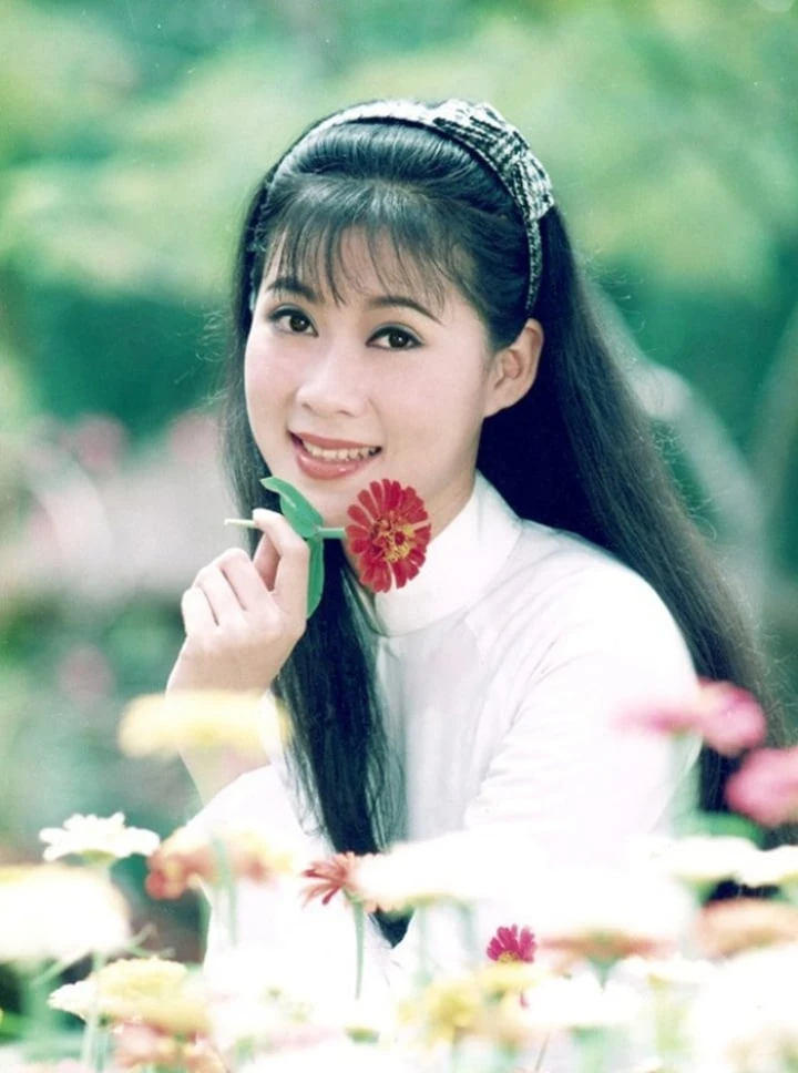 Nữ hoàng ảnh lịch có cát-sê hơn 10 cây vàng, từng bị nhầm là vợ Lý Hùng