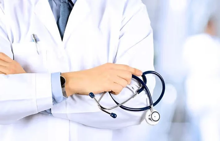 Phẫn nộ nam bác sĩ cố tình chẩn bệnh sai cho hàng trăm người khoẻ mạnh, lấy tiền mua siêu xe