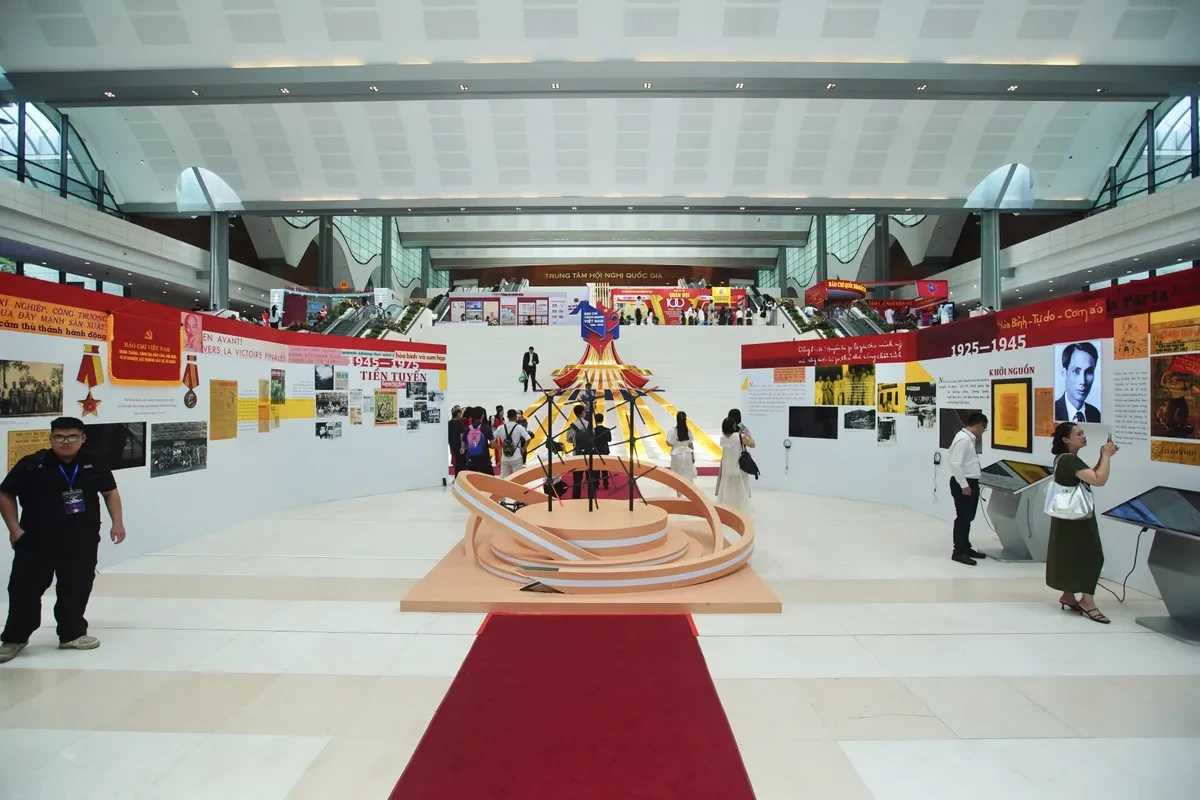 Sống lại ký ức 100 năm báo chí cách mạng bằng 3D mapping: Trải nghiệm chưa từng có tại Hội Báo Toàn Quốc