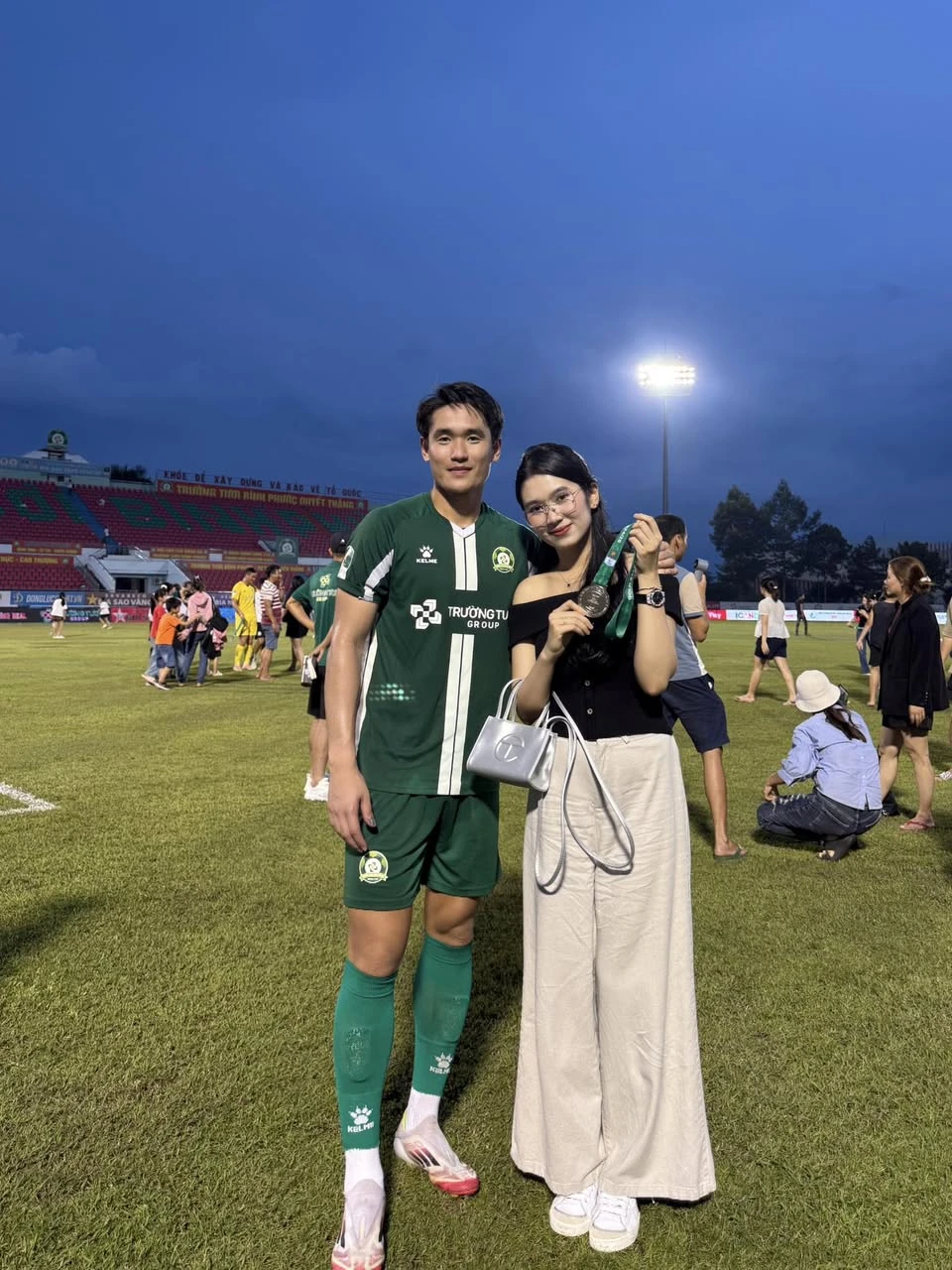 Hotgirl ngân hàng tình tứ bên “nam thần” U23 Việt Nam, visual phát sáng, body mẹ bỉm vẫn đỉnh không kém thời son rỗi