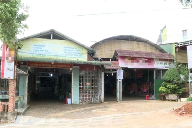 Chủ quán cơm tố cán bộ xã 