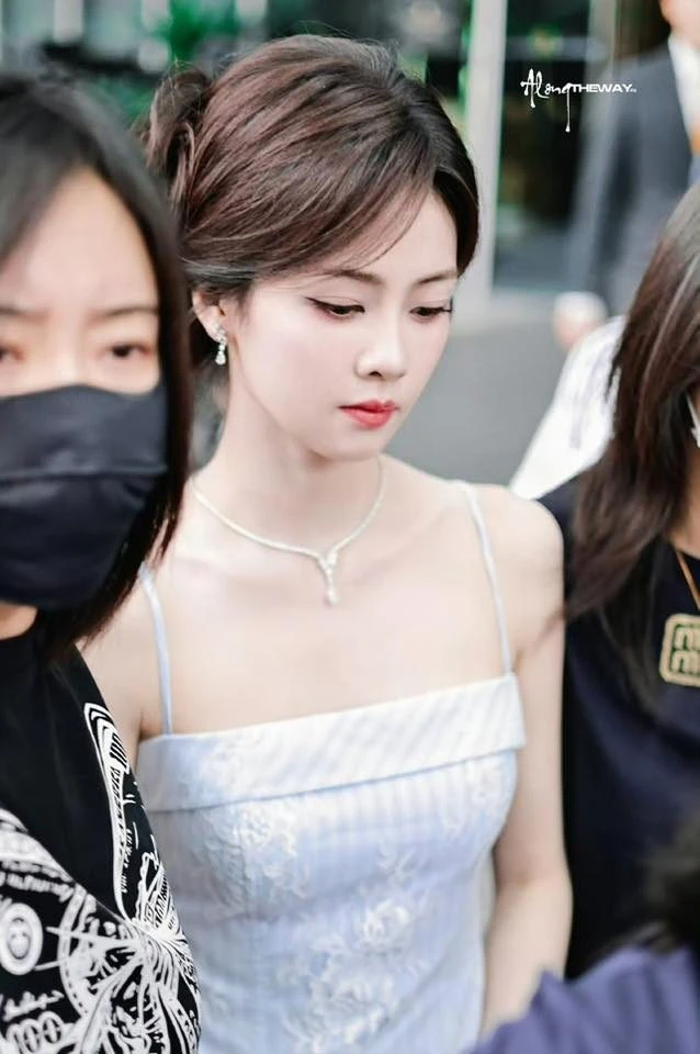 Mỹ nhân Trung Quốc đi quảng bá phim mới mà đẹp quá sức tưởng tượng, visual nữ thần khiến netizen ngắm không muốn dừng