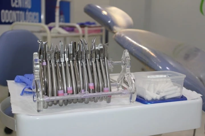 Bác sỹ già mắt kém nhổ răng khôn cho cô gái khâu nhầm lưỡi vào nướu