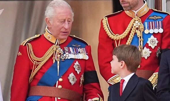 Chuyên gia đọc khẩu hình tiết lộ lời thì thầm đáng yêu của Vua Charles dành cho Hoàng tử Louis khiến fan tan chảy