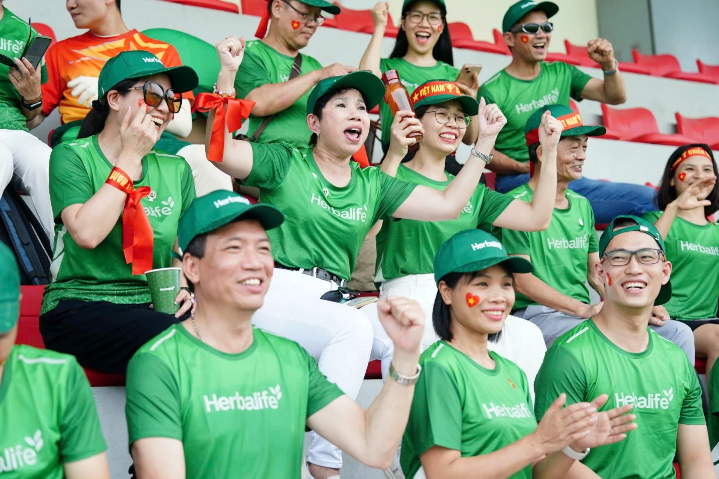 Các cổ động viên của Herbalife Việt Nam góp phần truyền cảm hứng và niềm tin cho những cô gái vàng của Bóng đá Việt Nam