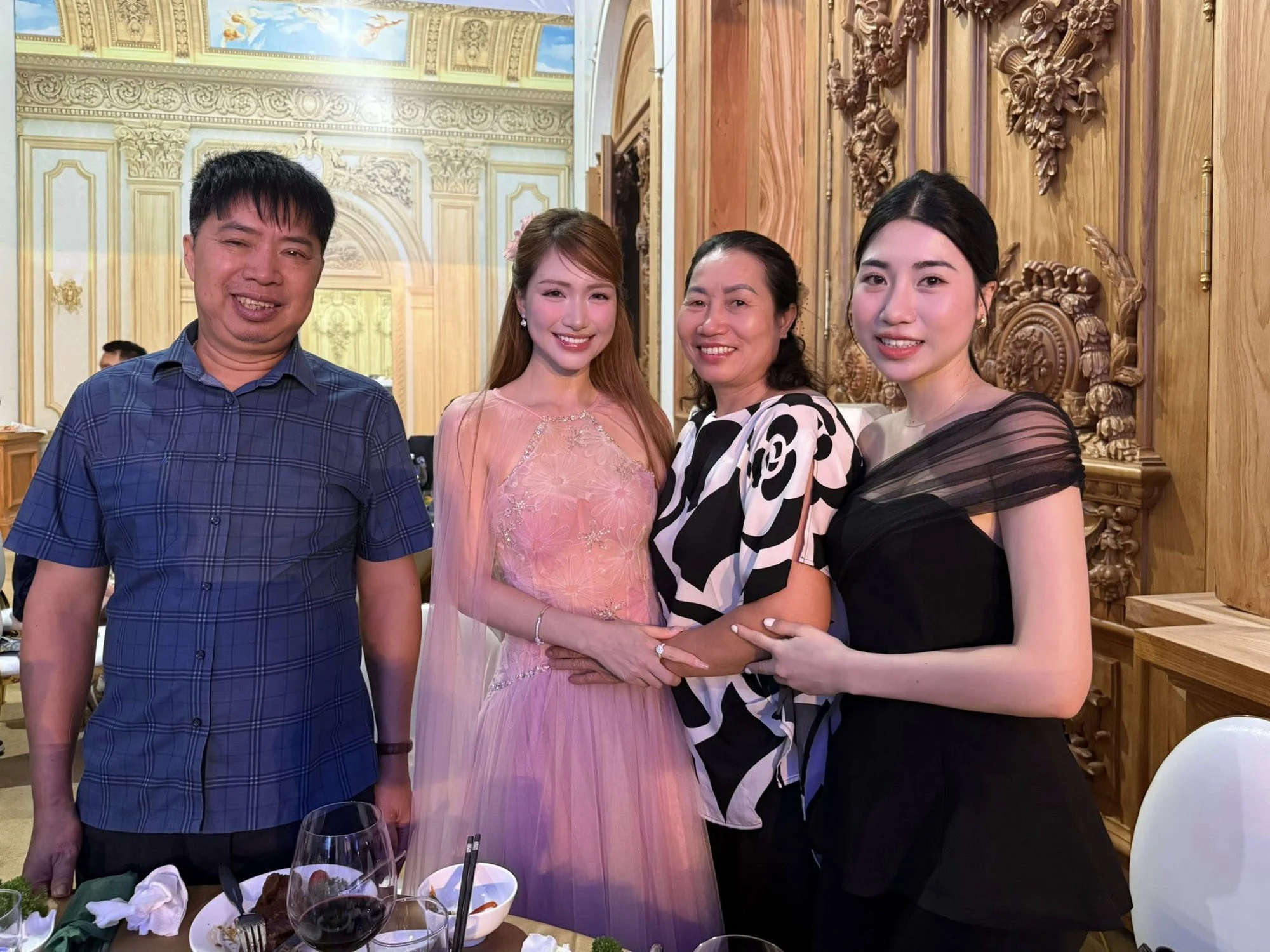 Xôn xao cõi mạng ảnh Hoà Minzy ôm thân thiết mẹ Văn Toàn, có chuyện vui gì đây?