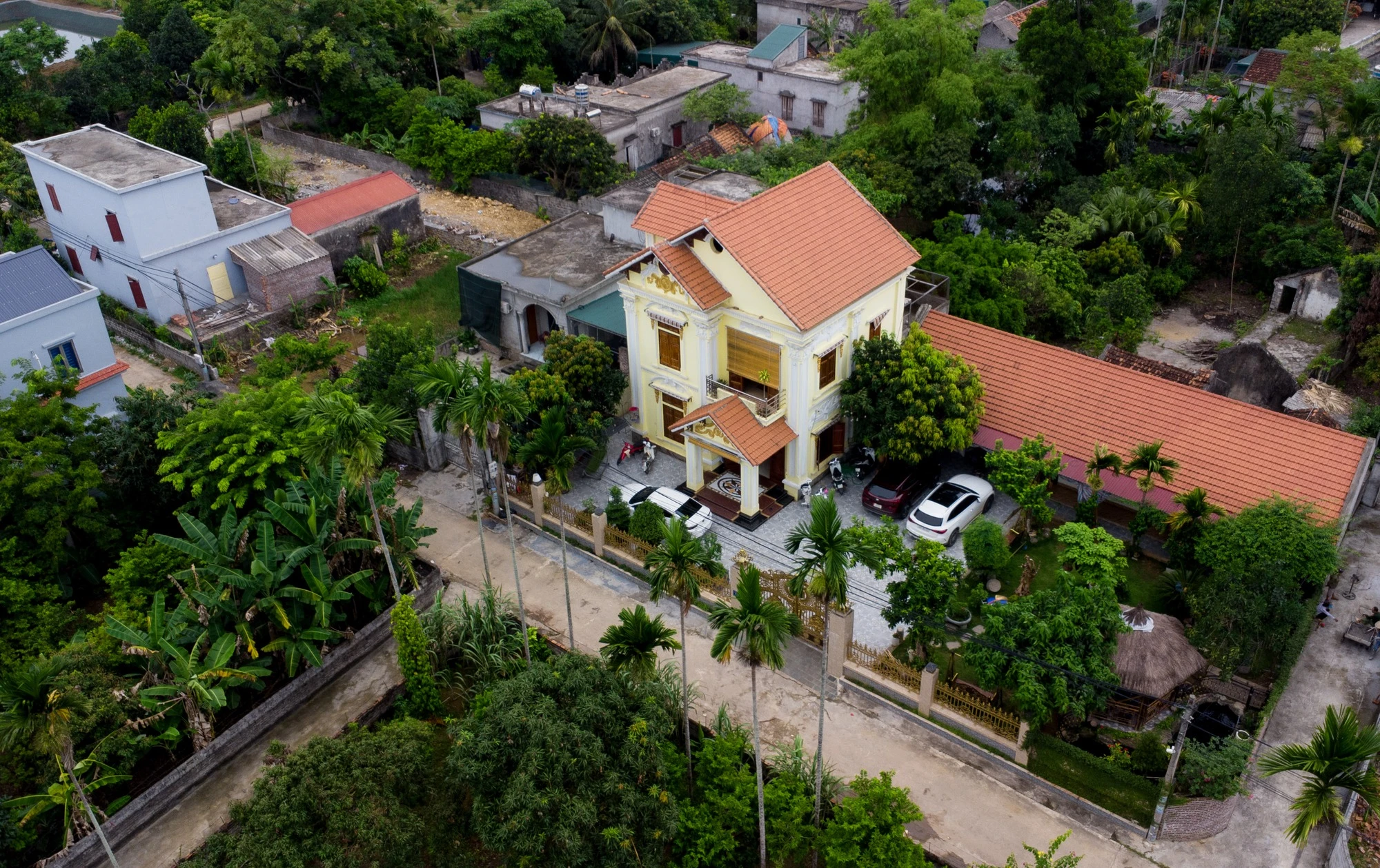 Hàng xóm tiết lộ bất ngờ bên trong nơi ở của TikToker 