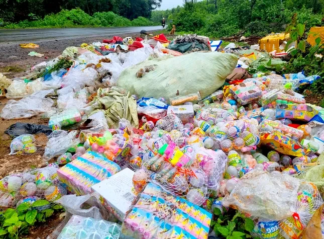 Bánh kẹo, đồ chơi trẻ em bị vứt thành đống dọc đường vắng TP Pleiku