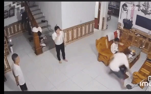 Vụ chồng đánh vợ đến nhập viện: Con thấy mẹ bị đánh nên trích xuất camera gửi cho bác xem