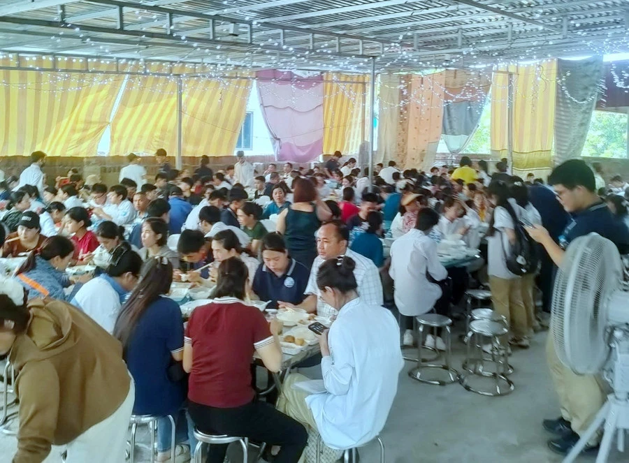 Phụ huynh Hà Nội nấu cơm chiêu đãi thí sinh trong ngày thi tốt nghiệp THPT