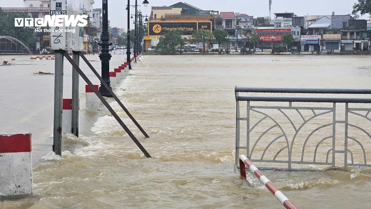 Lũ lên nhanh, nhiều vùng từ Huế đến Quảng Bình ngập trong nước