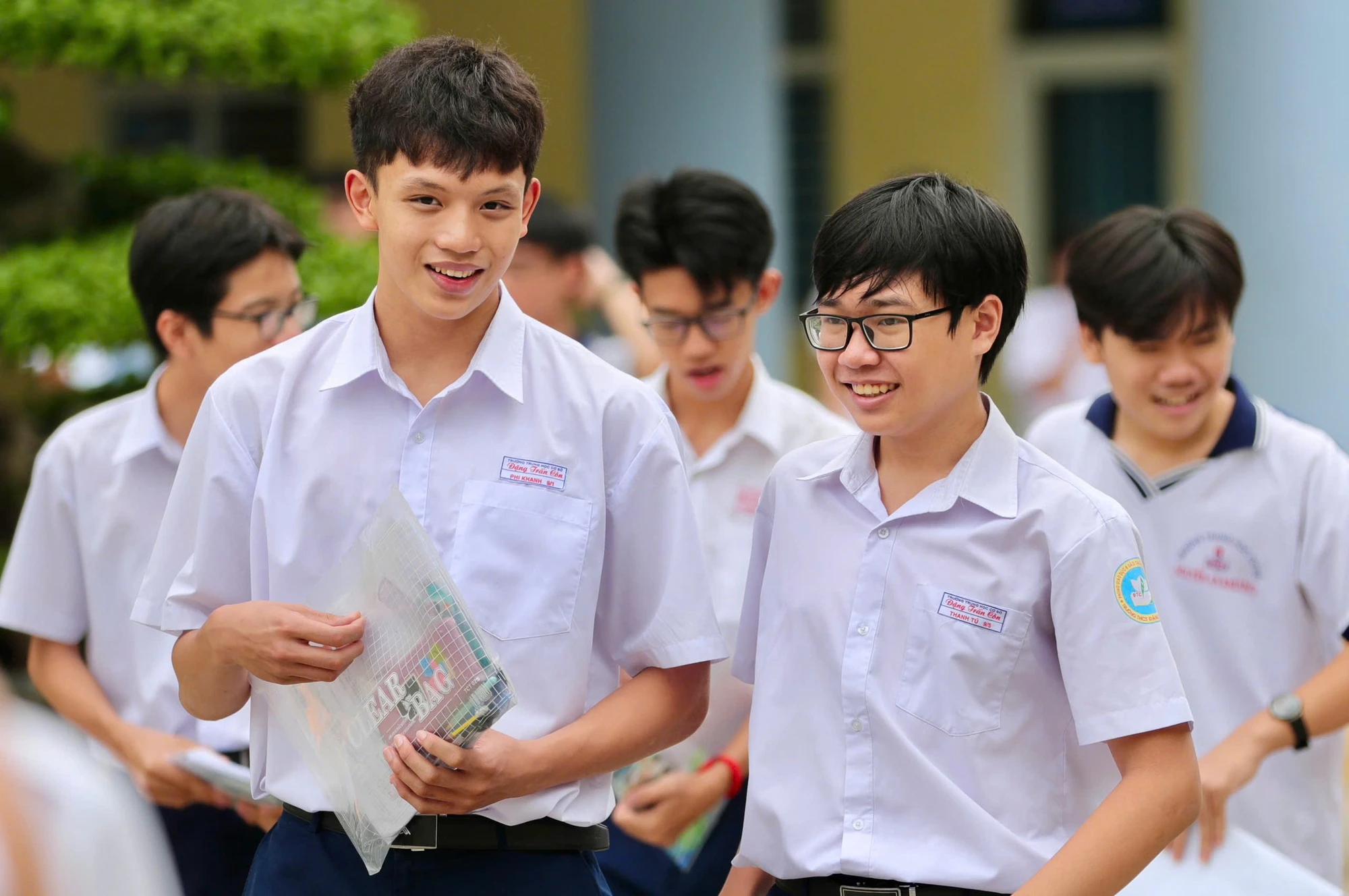 Thi lớp 10: Kết thúc thi môn toán, nhiều thí sinh ở TP HCM bật khóc