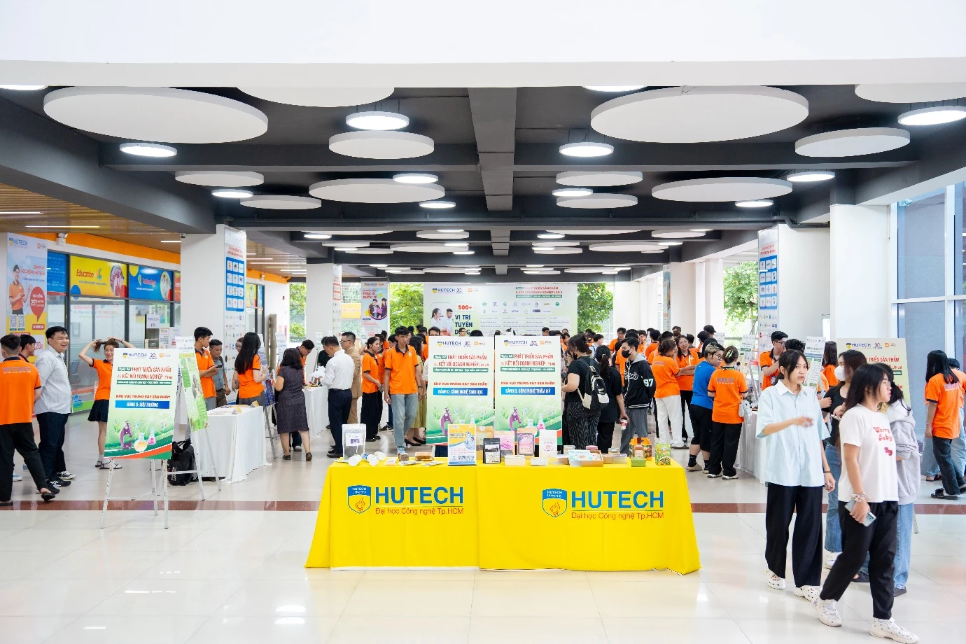 Sinh viên ngành Thẩm mỹ - Sinh học - Thực phẩm - Môi trường HUTECH giới thiệu đồ án giàu giá trị thực tiễn