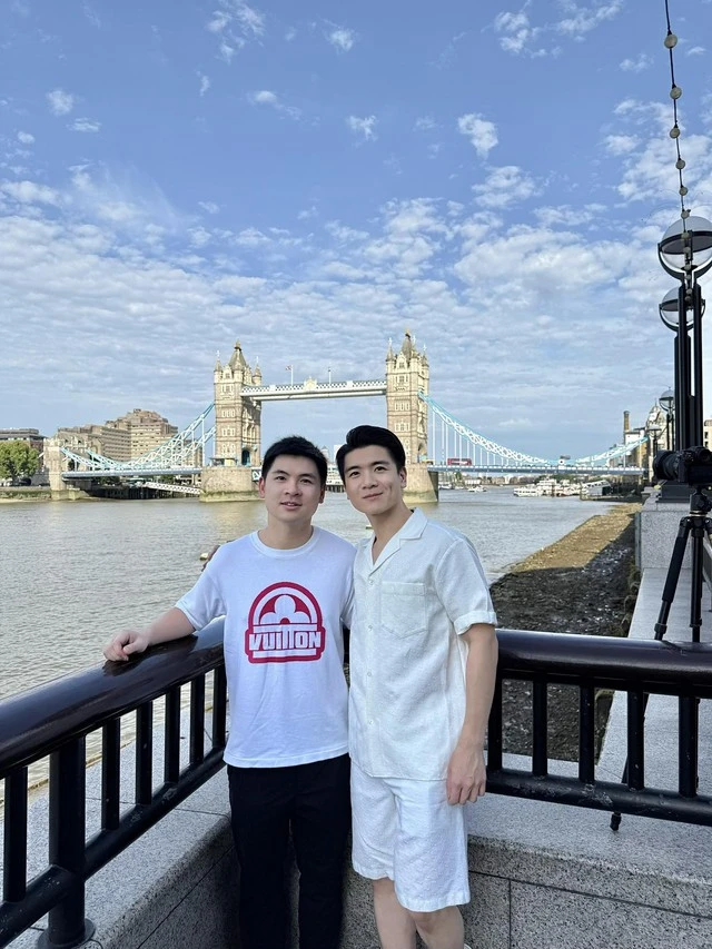 Hai thiếu gia nghìn tỷ nhà bầu Hiển cùng Đỗ Mỹ Linh du hí Anh: Khi du học còn non xanh, trở lại là bố bỉm!