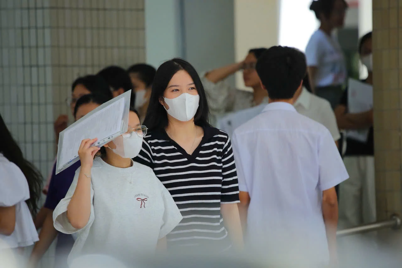 NHÌN LẠI ĐỀ THI TỐT NGHIỆP THPT 2025, MÔN TOÁN VÀ TIẾNG ANH: Quá mới, quá khó để làm gì?!