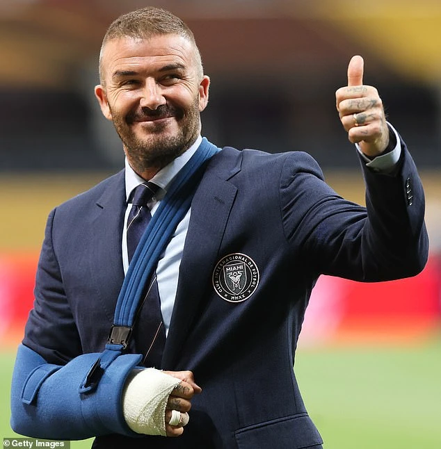 Quan hệ cha con nhà Beckham đã xấu tới mức: David bó bột tay, con cả bất hiếu chỉ mải khoe ảnh ở nhà vợ