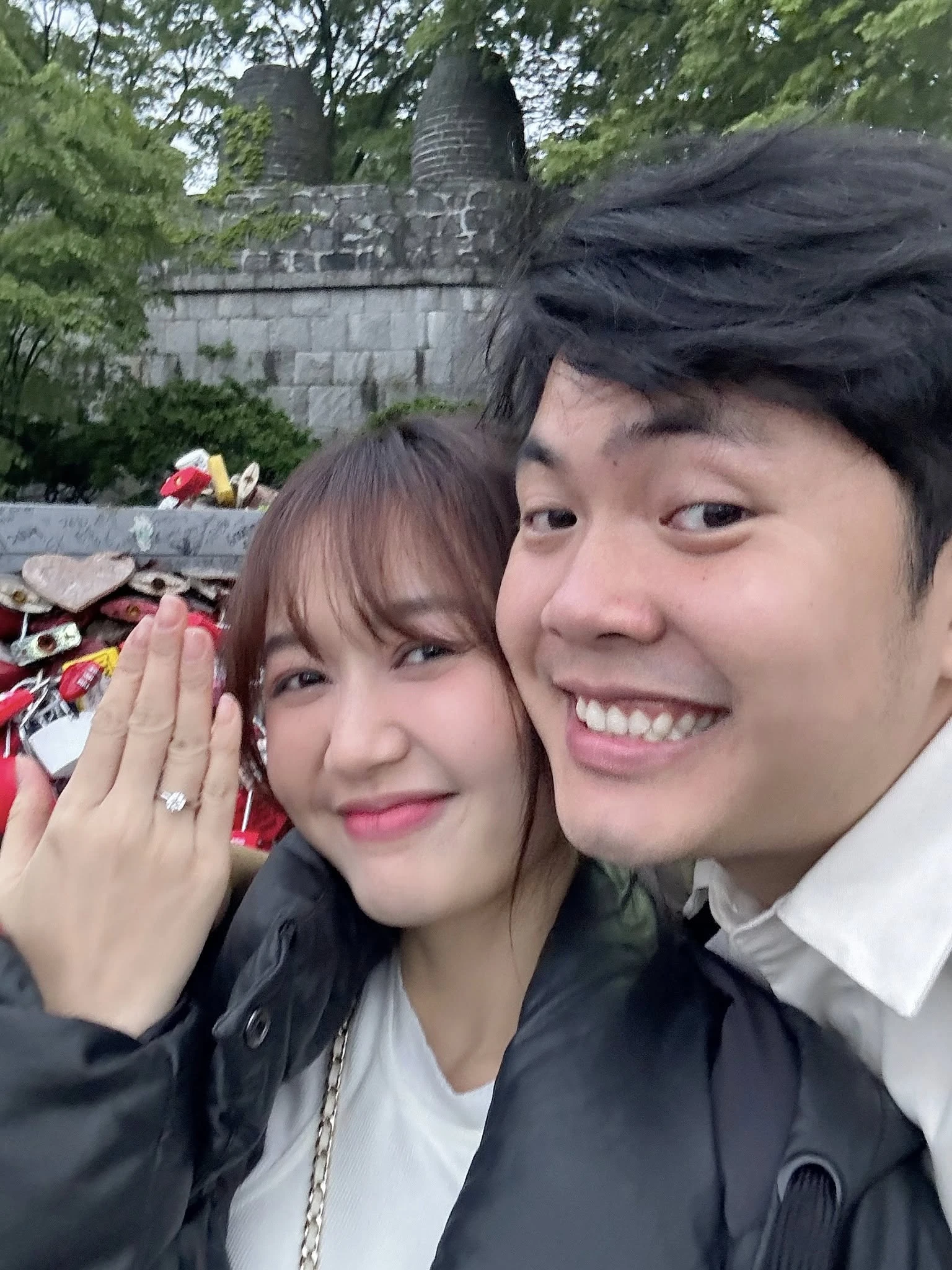 Nhạc sĩ Andiez Nam Trương cầu hôn bạn gái Nhung Gumiho sau 6 tháng công khai hẹn hò!