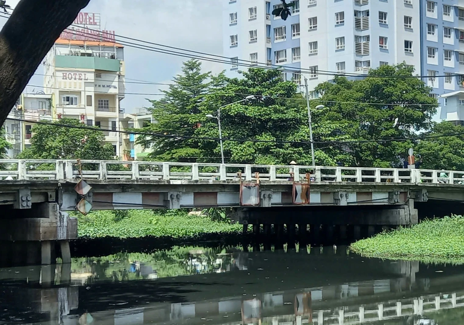 TP HCM: Phát hiện bé gái sơ sinh trong túi nilon ở khu vực cầu Chu Văn An