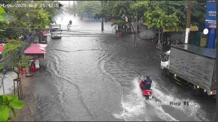 Ngay lúc này: Nhiều khu vực ở TP.HCM đang ngập sâu vì mưa lớn