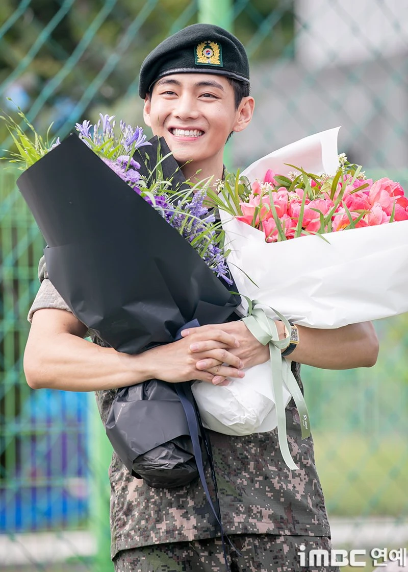 Drama ập đến V và RM (BTS): Ngày vui xuất ngũ bỗng gây bức xúc khắp MXH Hàn Quốc
