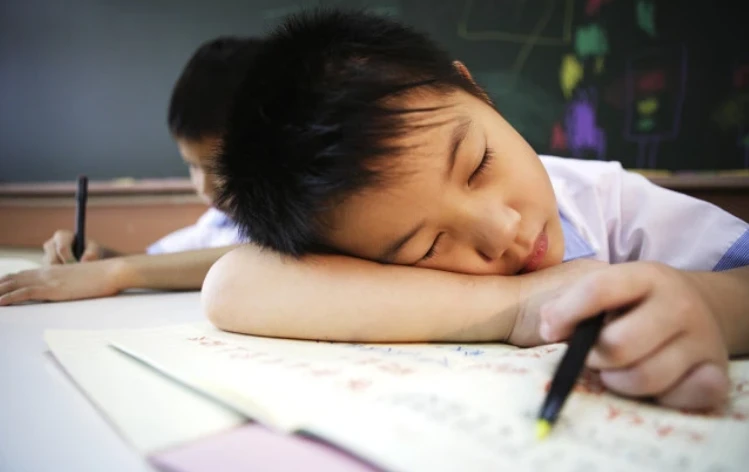 Con trai học đến năm 4 tiểu học, người cha bất ngờ nhận được thông báo của nhà trường: 
